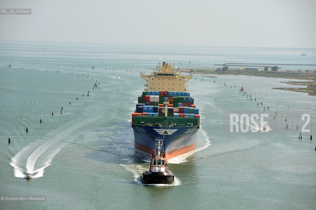 VENEZIA 30/6/10 - FOTO AEREE DELLINGRESSO NEL PORTO DI VENEZIA DELLA PRIMA NAVE CONTAINER HYUNDAI PER IL TRAFFICO DIRETTO CINA-VENEZIA ©Graziano Arici/Rosebud2