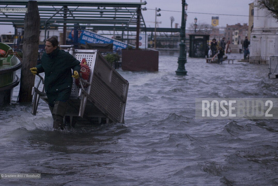 VENEZIA, 30.11.2009. ALTA MAREA 130 CM ACQUA ALTA © MARTABUSO/Graziano Arici/Rosebud2 CONSORZIO VENEZIA NUOVA