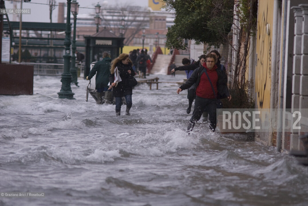VENEZIA, 30.11.2009. ALTA MAREA 130 CM ACQUA ALTA © MARTABUSO/Graziano Arici/Rosebud2 CONSORZIO VENEZIA NUOVA