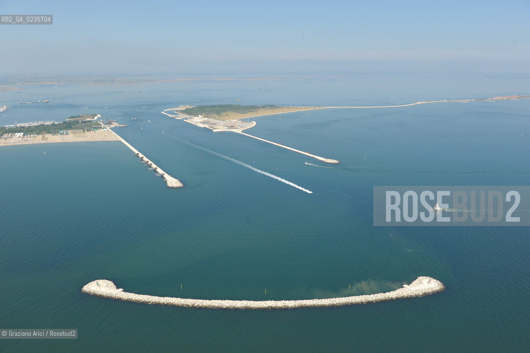 VENEZIA 28/7/10 FOTO AEREE AI LAVORI IN CORSO  PER LA COSTRUZIONE DELLE DIGHE MOBILI ALLA BOCCA DEL PORTO DI CHIOGGIA ©Graziano Arici/Rosebud2