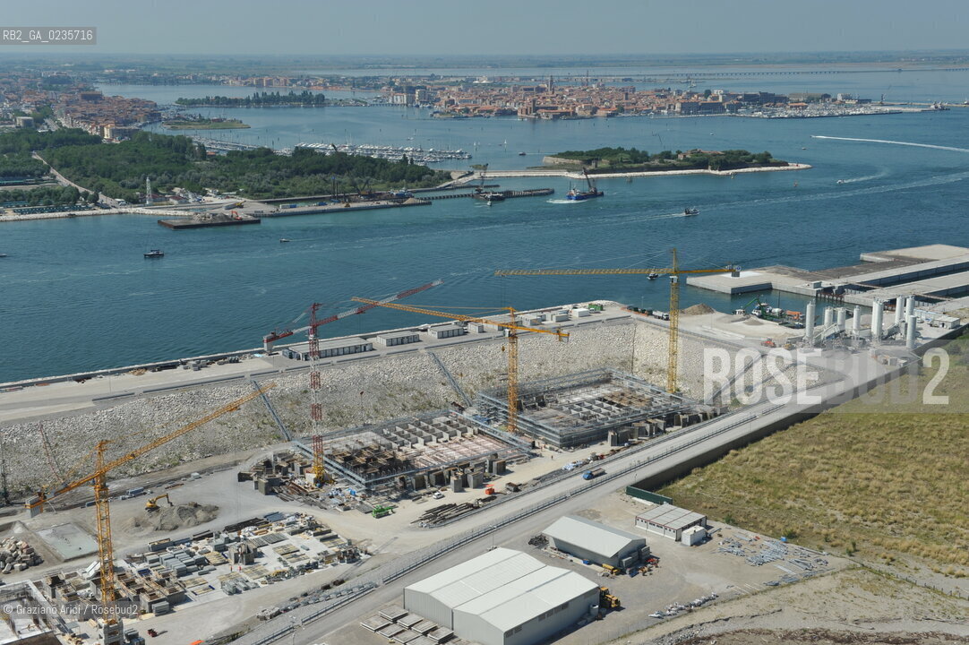 VENEZIA 28/7/10 FOTO AEREE AI LAVORI IN CORSO  PER LA COSTRUZIONE DELLE DIGHE MOBILI ALLA BOCCA DEL PORTO DI CHIOGGIA ©Graziano Arici/Rosebud2