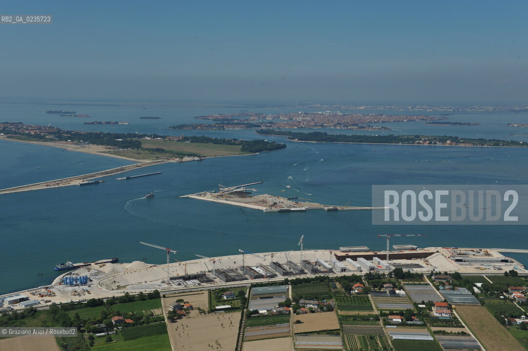 VENEZIA 28/7/10 FOTO AEREE AI LAVORI IN CORSO  PER LA COSTRUZIONE DELLE DIGHE MOBILI ALLA BOCCA DEL PORTO DI LIDO ©Graziano Arici/Rosebud2