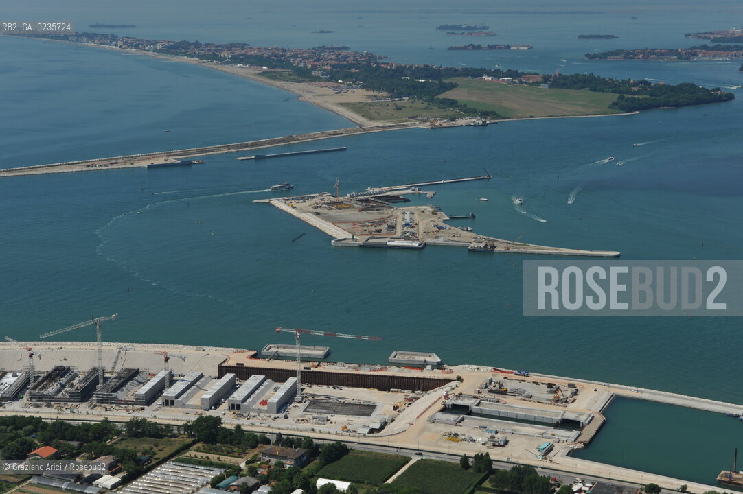 VENEZIA 28/7/10 FOTO AEREE AI LAVORI IN CORSO  PER LA COSTRUZIONE DELLE DIGHE MOBILI ALLA BOCCA DEL PORTO DI LIDO ©Graziano Arici/Rosebud2