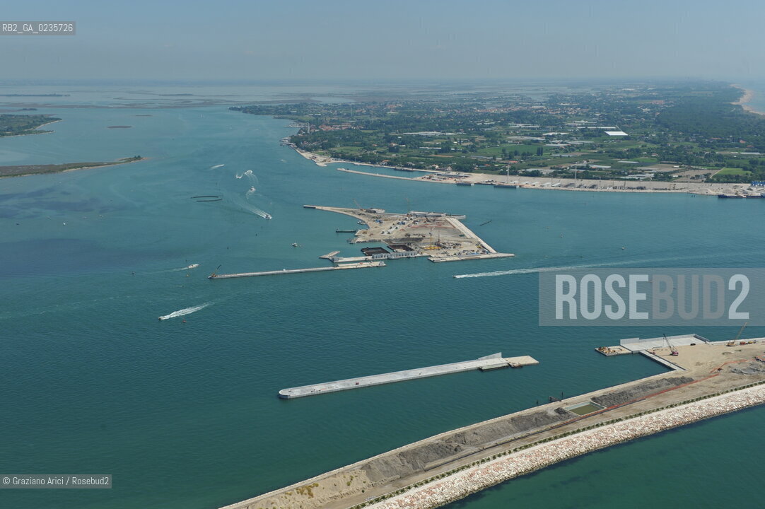 VENEZIA 28/7/10 FOTO AEREE AI LAVORI IN CORSO  PER LA COSTRUZIONE DELLE DIGHE MOBILI ALLA BOCCA DEL PORTO DI LIDO ©Graziano Arici/Rosebud2