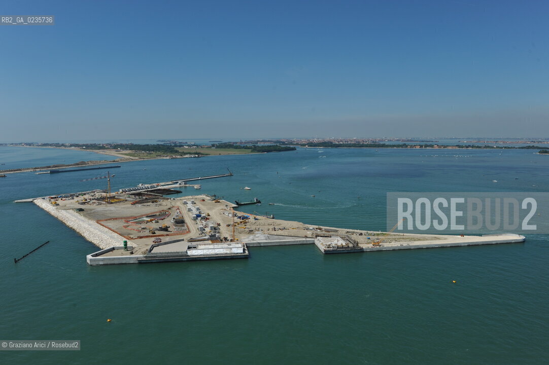 VENEZIA 28/7/10 FOTO AEREE AI LAVORI IN CORSO  PER LA COSTRUZIONE DELLE DIGHE MOBILI ALLA BOCCA DEL PORTO DI LIDO ©Graziano Arici/Rosebud2