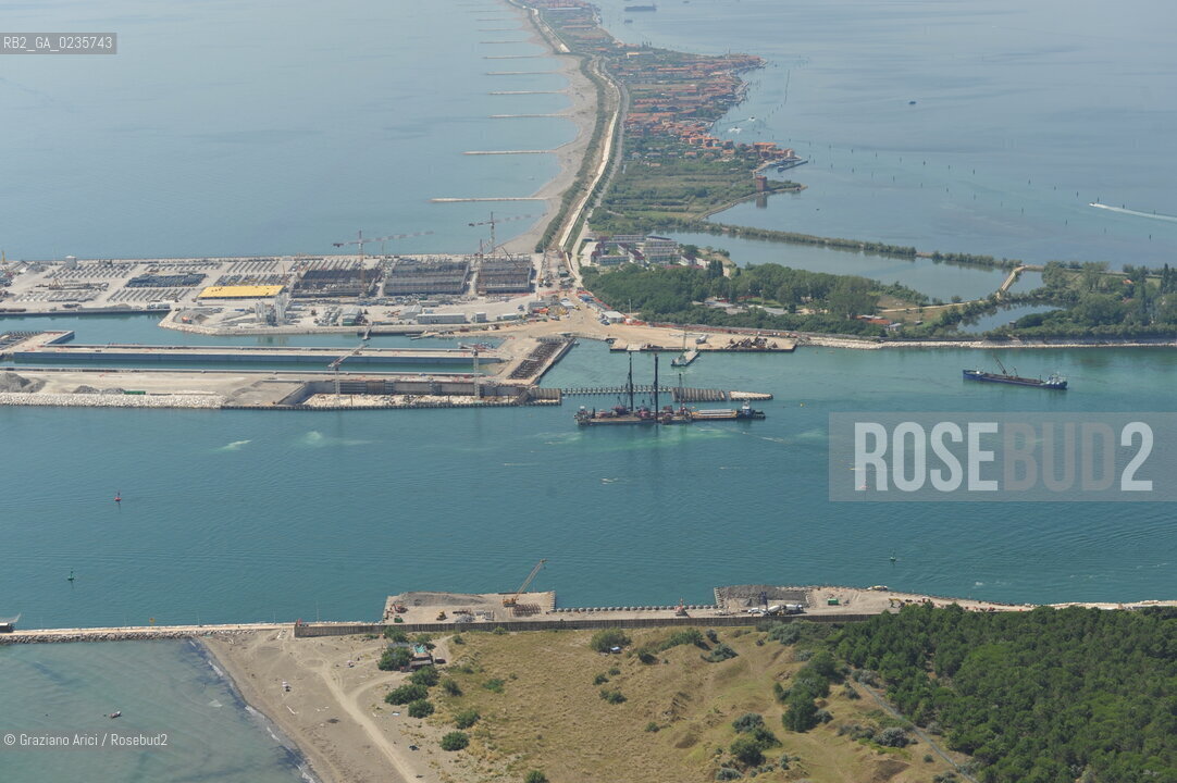 VENEZIA 28/7/10 FOTO AEREE AI LAVORI IN CORSO  PER LA COSTRUZIONE DELLE DIGHE MOBILI ALLA BOCCA DEL PORTO DI MALAMOCCO ©Graziano Arici/Rosebud2