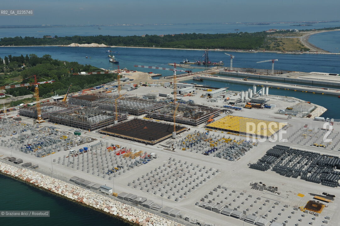 VENEZIA 28/7/10 FOTO AEREE AI LAVORI IN CORSO  PER LA COSTRUZIONE DELLE DIGHE MOBILI ALLA BOCCA DEL PORTO DI MALAMOCCO ©Graziano Arici/Rosebud2