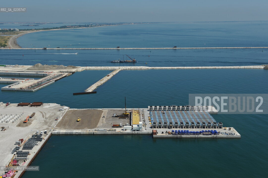 VENEZIA 28/7/10 FOTO AEREE AI LAVORI IN CORSO  PER LA COSTRUZIONE DELLE DIGHE MOBILI ALLA BOCCA DEL PORTO DI MALAMOCCO ©Graziano Arici/Rosebud2