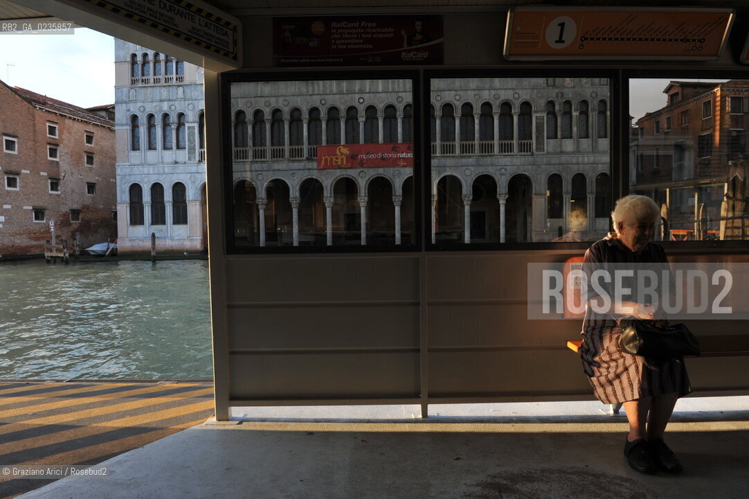 Venice october 2010 - Venetian life : old woman at boat stop giovani imbarcadero ©Graziano Arici/Rosebud2