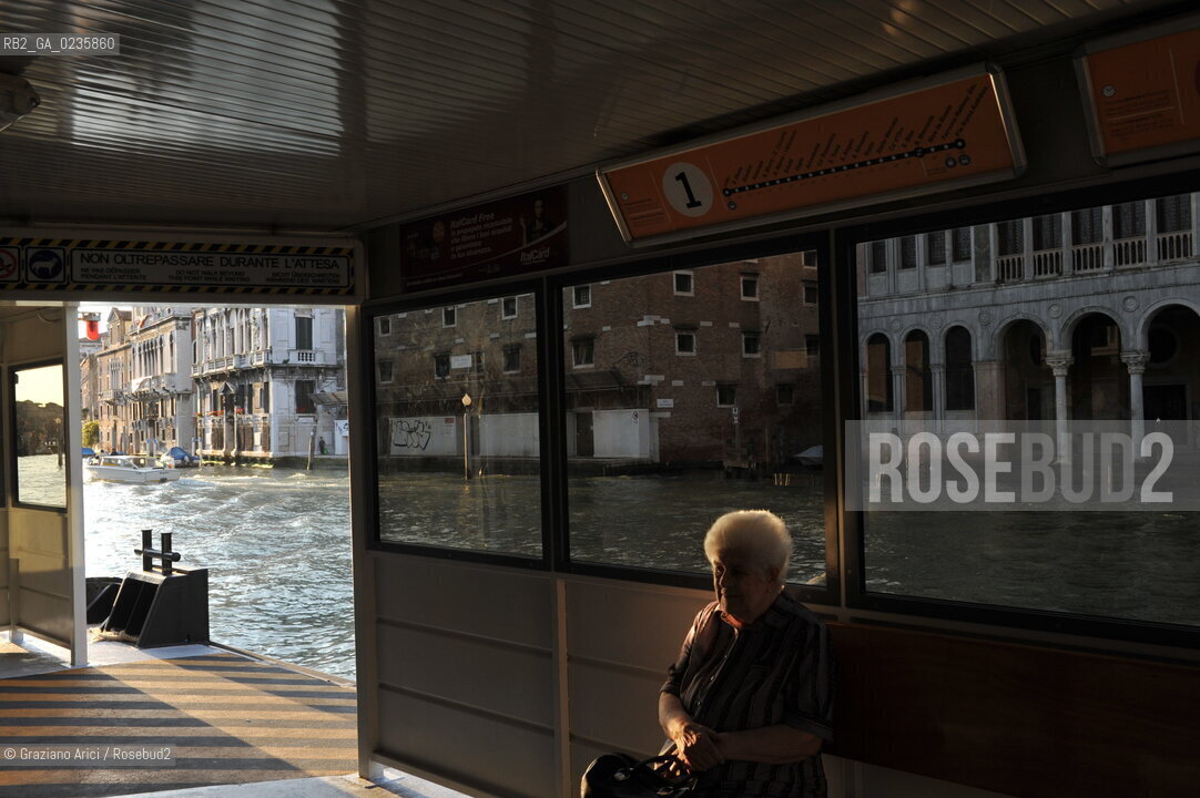 Venice october 2010 - Venetian life : old woman at boat stop giovani imbarcadero ©Graziano Arici/Rosebud2