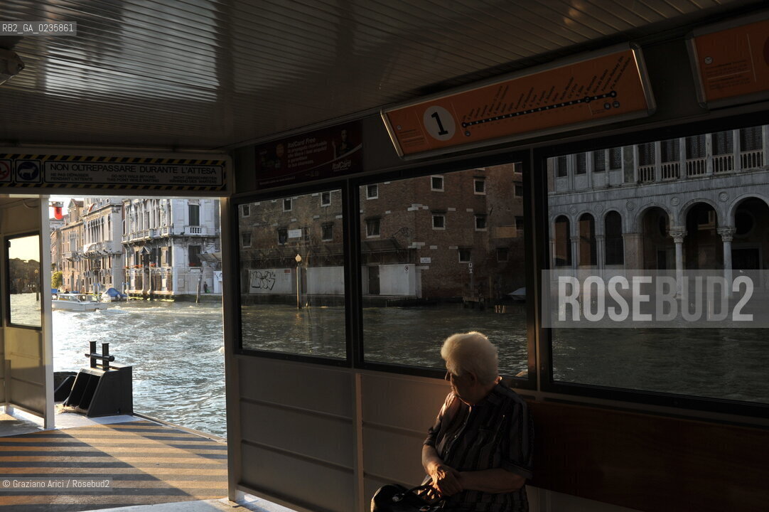 Venice october 2010 - Venetian life : old woman at boat stop giovani imbarcadero ©Graziano Arici/Rosebud2