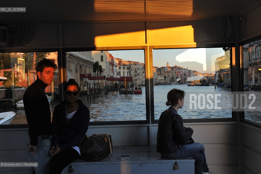 Venice october 2010 - Venetian life : joung people at boat stop giovani imbarcadero ©Graziano Arici/Rosebud2