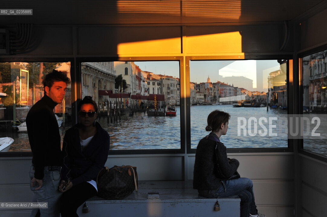 Venice october 2010 - Venetian life : joung people at boat stop giovani imbarcadero ©Graziano Arici/Rosebud2