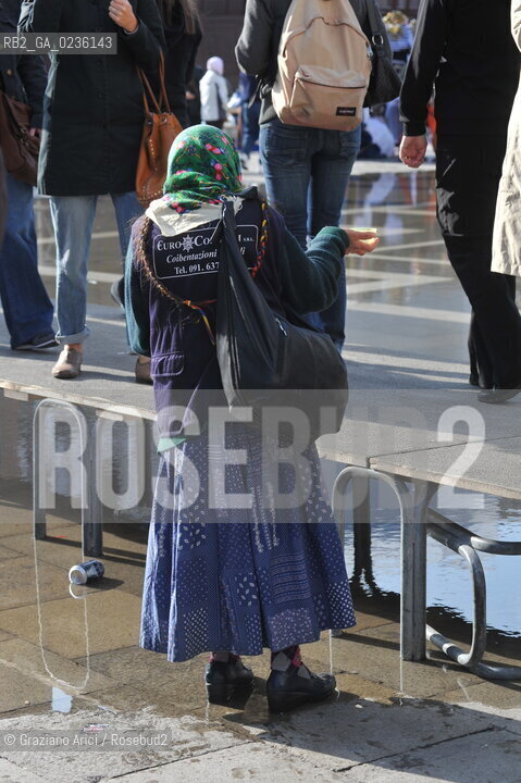 Venice october 2010 - Beggar and tourists in Venice with high tide turismo mendicante alta marea acqua alta ©Graziano Arici/Rosebud2