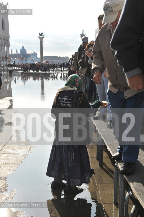 Venice october 2010 - Beggar and tourists in Venice with high tide turismo mendicante alta marea acqua alta ©Graziano Arici/Rosebud2