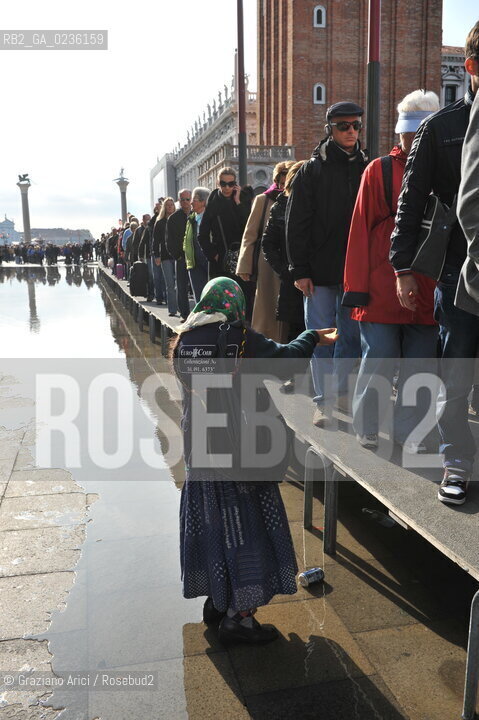 Venice october 2010 - Beggar and tourists in Venice with high tide turismo mendicante alta marea acqua alta ©Graziano Arici/Rosebud2