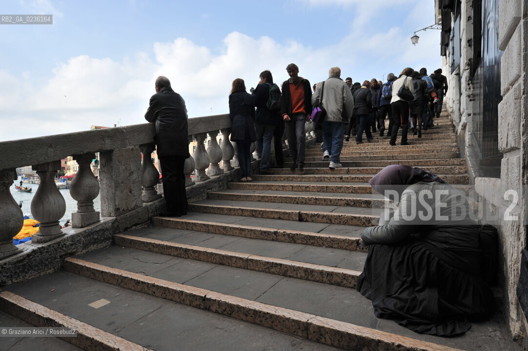 Venice october 2010 - Beggar and tourists in Venice turismo mendicante ©Graziano Arici/Rosebud2