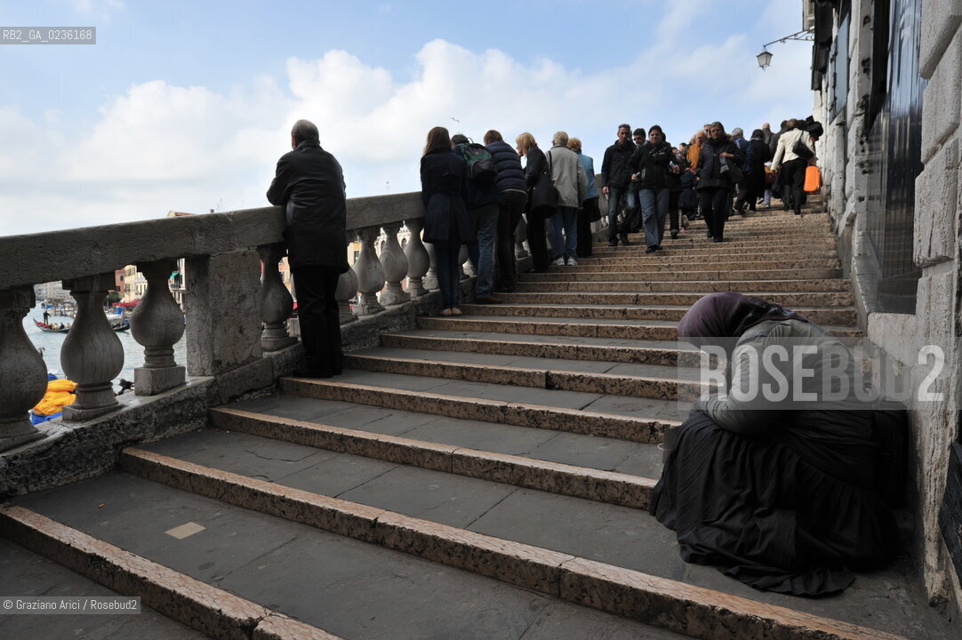 Venice october 2010 - Beggar and tourists in Venice turismo mendicante ©Graziano Arici/Rosebud2
