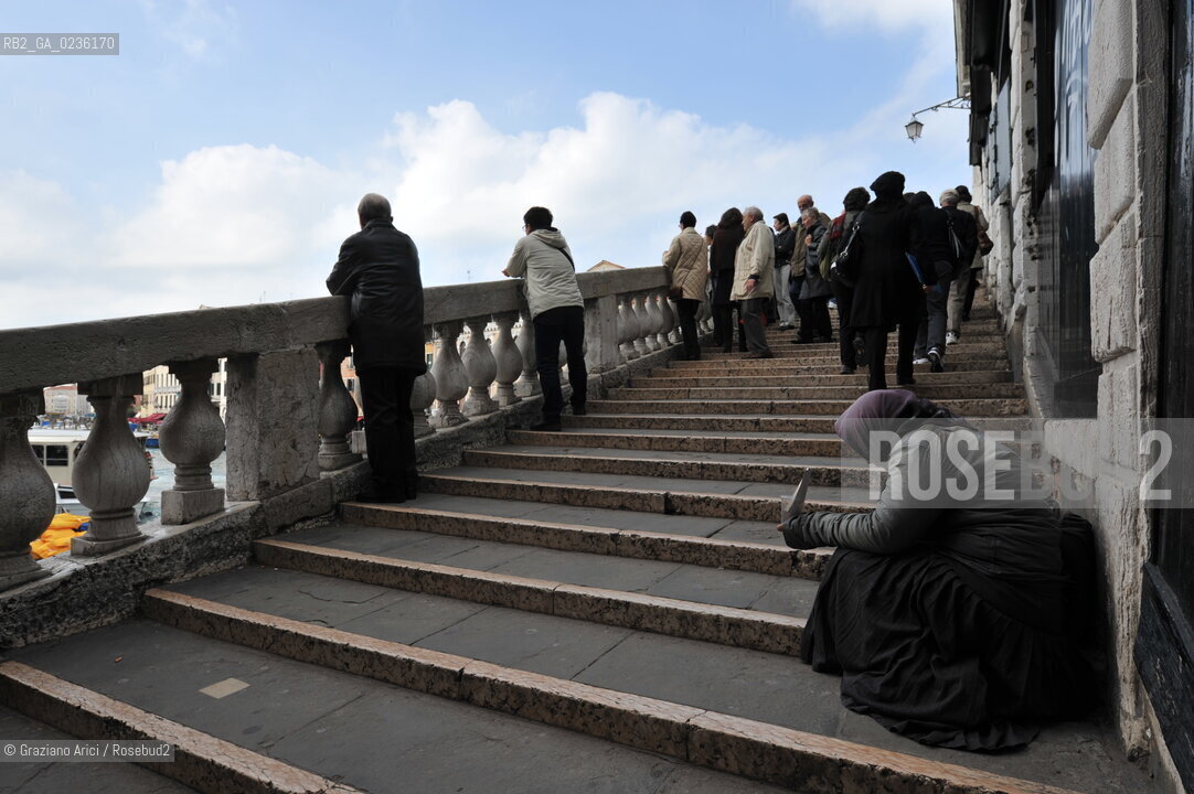 Venice october 2010 - Beggar and tourists in Venice turismo mendicante ©Graziano Arici/Rosebud2