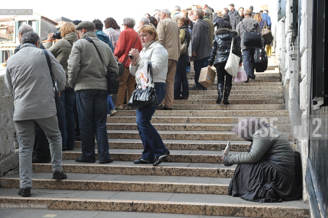 Venice october 2010 - Beggar and tourists in Venice turismo mendicante ©Graziano Arici/Rosebud2