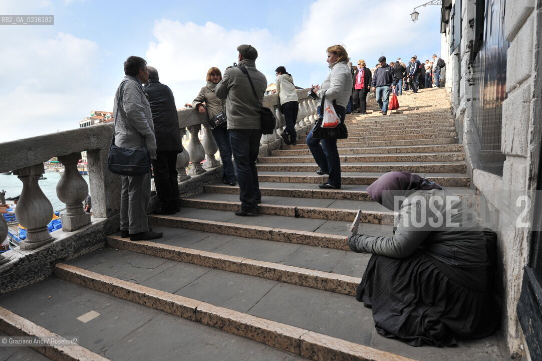 Venice october 2010 - Beggar and tourists in Venice turismo mendicante ©Graziano Arici/Rosebud2