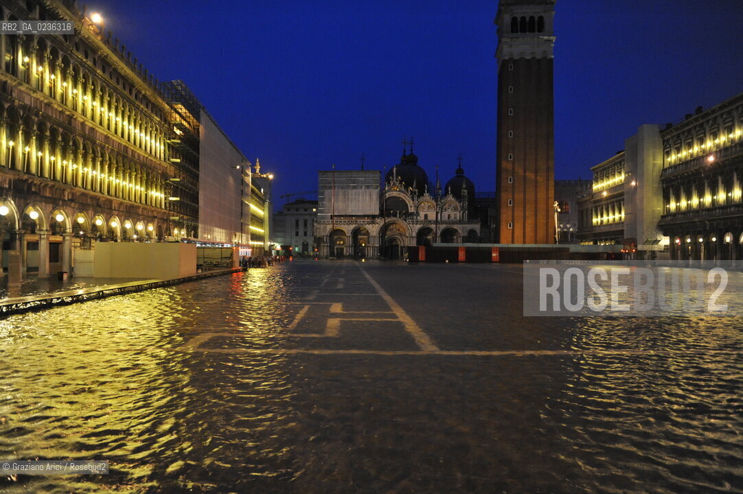 VENEZIA 1/12/10 _ High tide in St.Markss square - Alta mare a S.Marco acqua alta ©Graziano Arici/Rosebud2