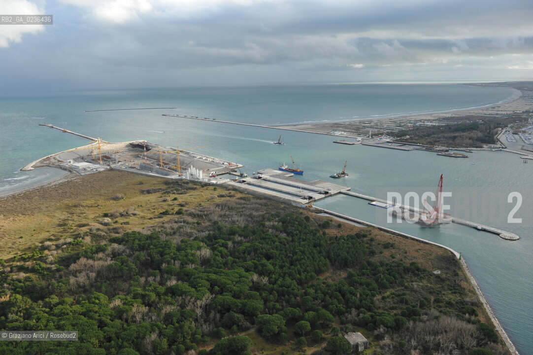 VENEZIA 13/12/10 FOTO AEREE AI LAVORI IN CORSO  PER LA COSTRUZIONE DELLE DIGHE MOBILI ALLA BOCCA DEL PORTO DI CHIOGGIA ©Graziano Arici/Rosebud2 CONSORZIO VENEZIA NUOVA