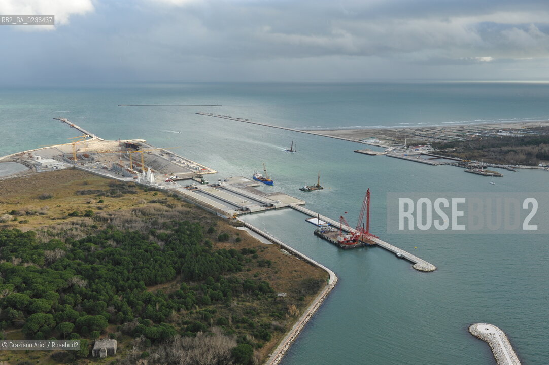 VENEZIA 13/12/10 FOTO AEREE AI LAVORI IN CORSO  PER LA COSTRUZIONE DELLE DIGHE MOBILI ALLA BOCCA DEL PORTO DI CHIOGGIA ©Graziano Arici/Rosebud2 CONSORZIO VENEZIA NUOVA