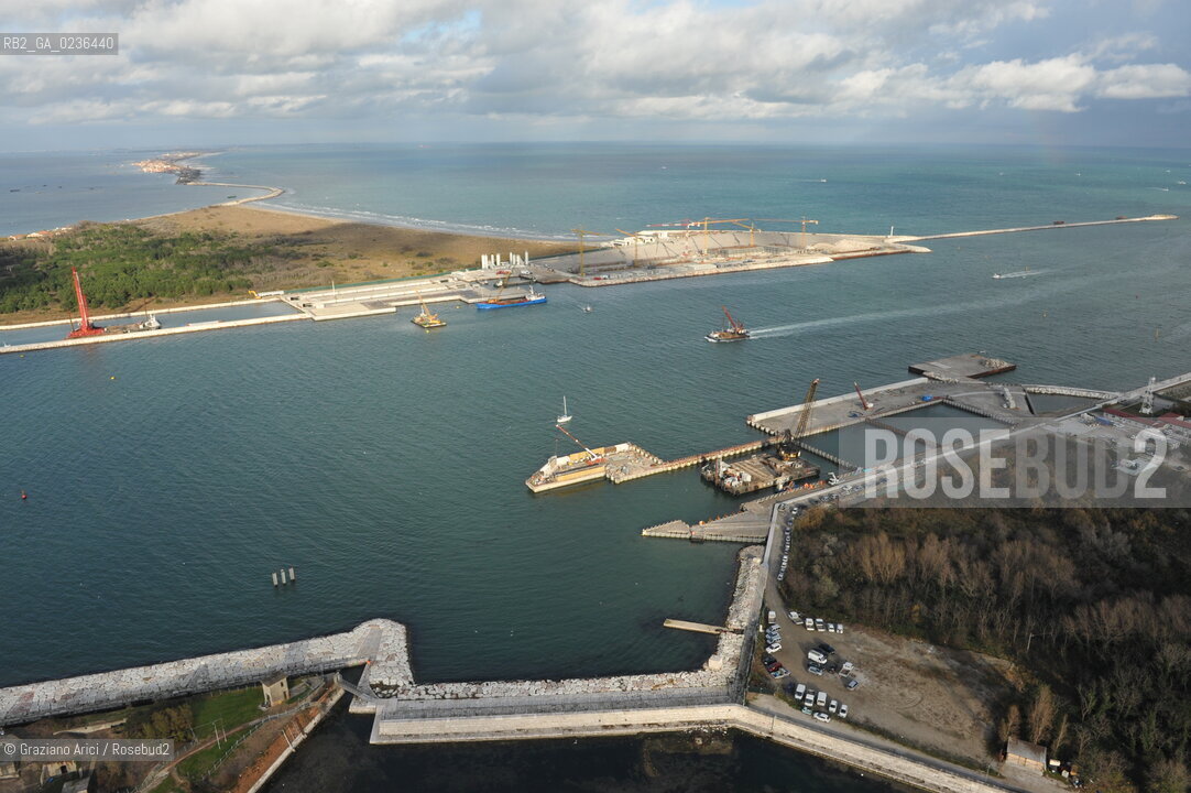 VENEZIA 13/12/10 FOTO AEREE AI LAVORI IN CORSO  PER LA COSTRUZIONE DELLE DIGHE MOBILI ALLA BOCCA DEL PORTO DI CHIOGGIA ©Graziano Arici/Rosebud2 CONSORZIO VENEZIA NUOVA