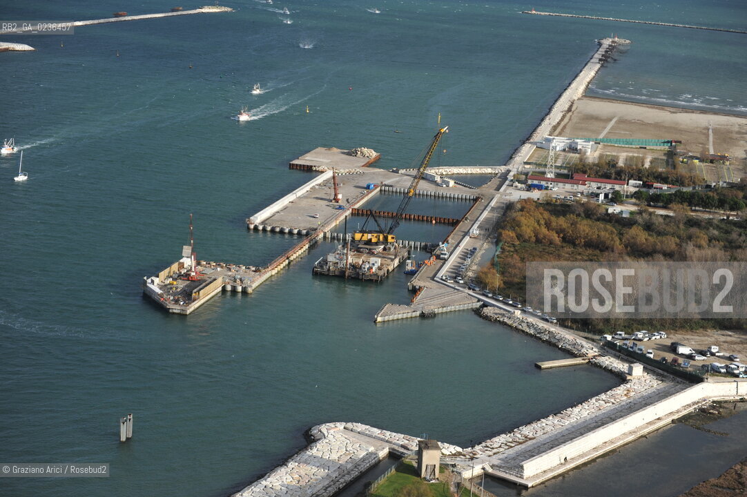 VENEZIA 13/12/10 FOTO AEREE AI LAVORI IN CORSO  PER LA COSTRUZIONE DELLE DIGHE MOBILI ALLA BOCCA DEL PORTO DI CHIOGGIA ©Graziano Arici/Rosebud2 CONSORZIO VENEZIA NUOVA