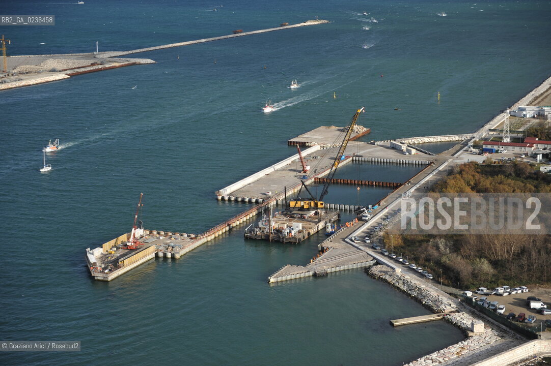 VENEZIA 13/12/10 FOTO AEREE AI LAVORI IN CORSO  PER LA COSTRUZIONE DELLE DIGHE MOBILI ALLA BOCCA DEL PORTO DI CHIOGGIA ©Graziano Arici/Rosebud2 CONSORZIO VENEZIA NUOVA