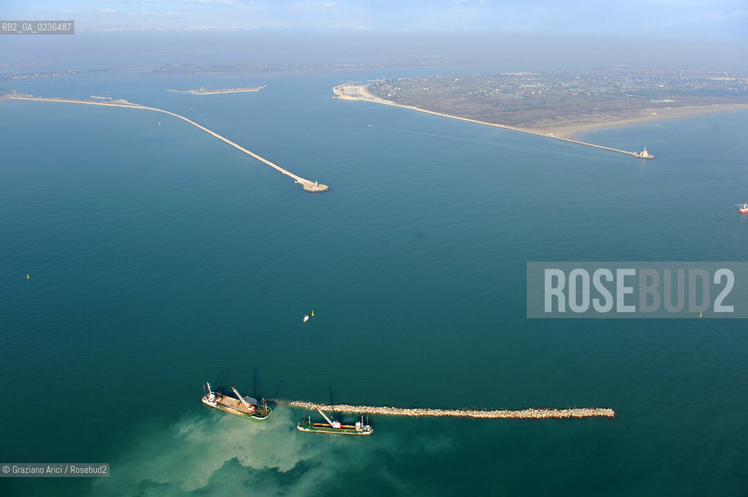 VENEZIA 13/12/10 FOTO AEREE AI LAVORI IN CORSO  PER LA COSTRUZIONE DELLE DIGHE MOBILI ALLA BOCCA DEL PORTO DI LIDO ©Graziano Arici/Rosebud2 CONSORZIO VENEZIA NUOVA