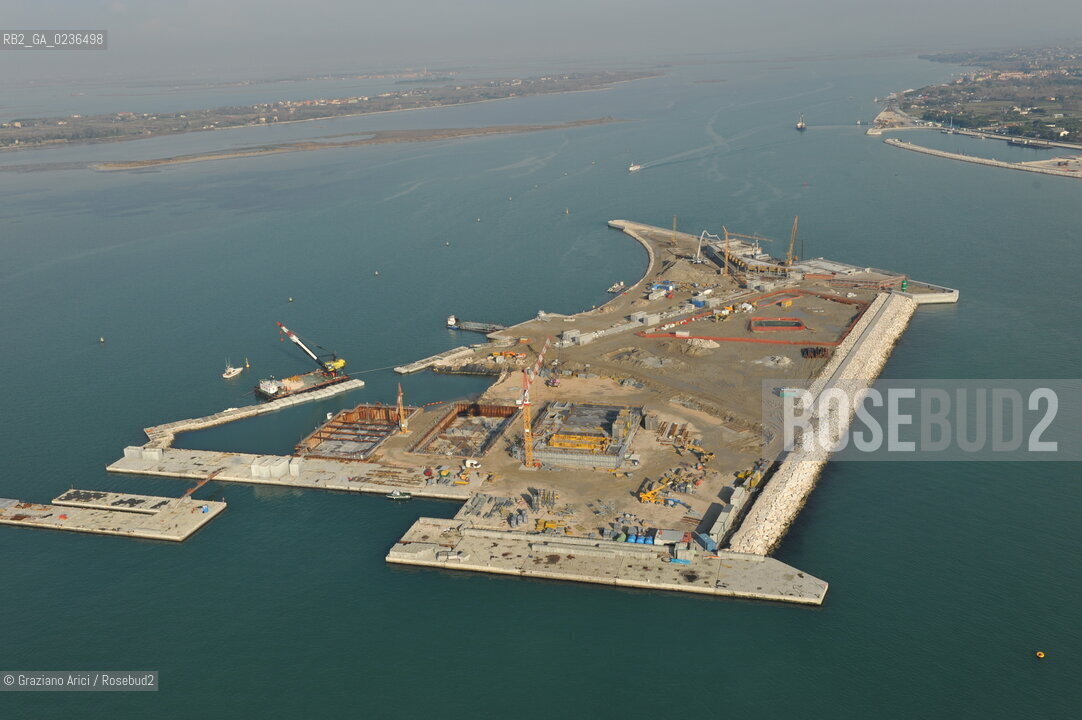 VENEZIA 13/12/10 FOTO AEREE AI LAVORI IN CORSO  PER LA COSTRUZIONE DELLE DIGHE MOBILI ALLA BOCCA DEL PORTO DI LIDO ©Graziano Arici/Rosebud2 CONSORZIO VENEZIA NUOVA