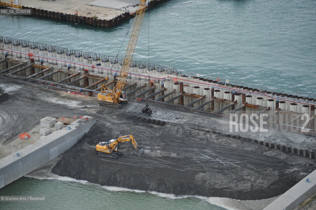 VENEZIA 13/12/10 FOTO AEREE AI LAVORI IN CORSO  PER LA COSTRUZIONE DELLE DIGHE MOBILI ALLA BOCCA DEL PORTO DI MALAMOCCO ©Graziano Arici/Rosebud2 CONSORZIO VENEZIA NUOVA