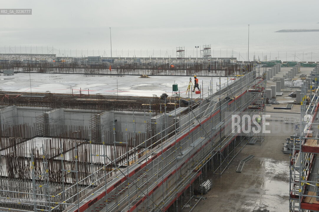 VENEZIA 15/12/10 - LAVORI ALLA BOCCA DI PORTO DI MALAMOCCO SICUREZZA  ©Graziano Arici/Rosebud2  CONSORZIO VENEZIA NUOVA