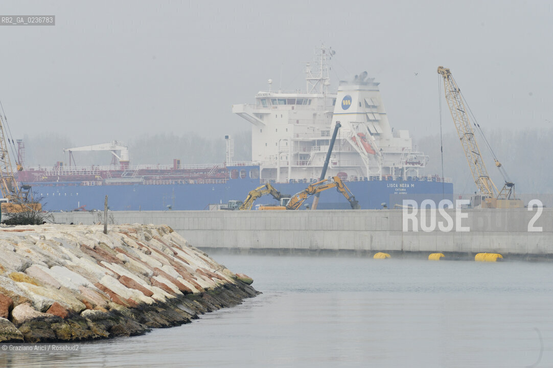 VENEZIA 15/12/10 - LAVORI ALLA BOCCA DI PORTO DI MALAMOCCO SICUREZZA  ©Graziano Arici/Rosebud2  CONSORZIO VENEZIA NUOVA