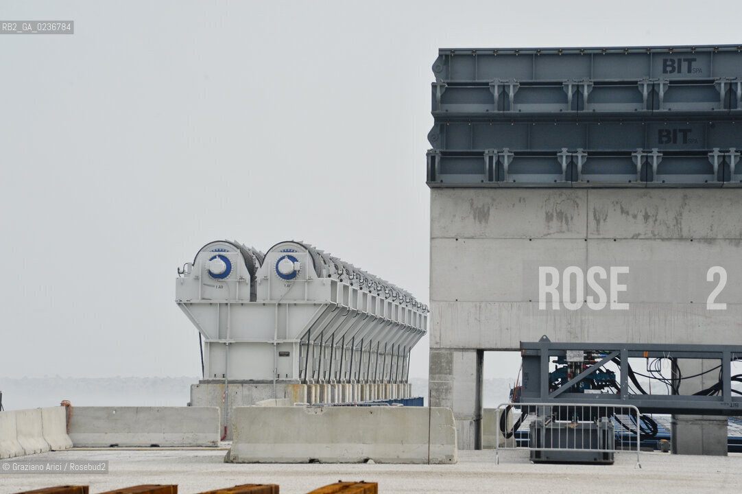 VENEZIA 15/12/10 - LAVORI ALLA BOCCA DI PORTO DI MALAMOCCO SICUREZZA  ©Graziano Arici/Rosebud2  CONSORZIO VENEZIA NUOVA