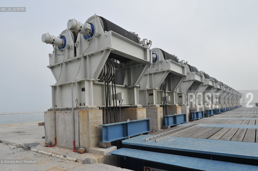 VENEZIA 15/12/10 - LAVORI ALLA BOCCA DI PORTO DI MALAMOCCO SICUREZZA  ©Graziano Arici/Rosebud2  CONSORZIO VENEZIA NUOVA