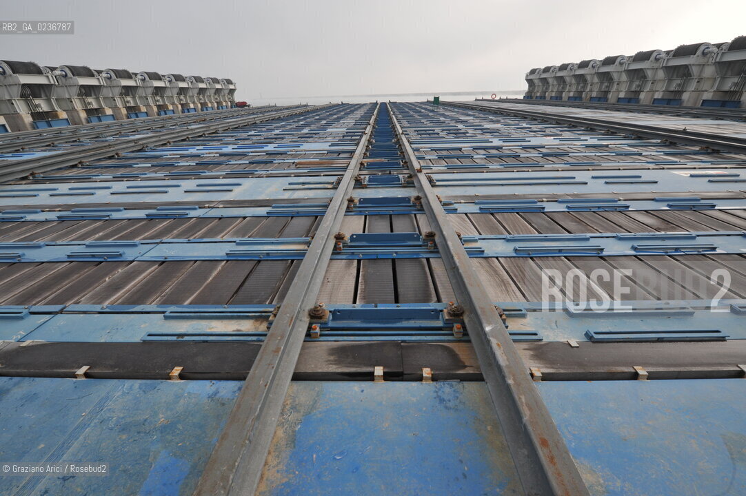 VENEZIA 15/12/10 - LAVORI ALLA BOCCA DI PORTO DI MALAMOCCO SICUREZZA  ©Graziano Arici/Rosebud2  CONSORZIO VENEZIA NUOVA