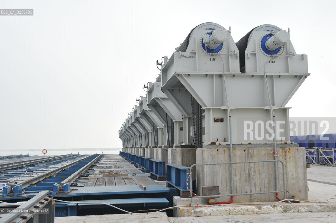 VENEZIA 15/12/10 - LAVORI ALLA BOCCA DI PORTO DI MALAMOCCO SICUREZZA  ©Graziano Arici/Rosebud2  CONSORZIO VENEZIA NUOVA