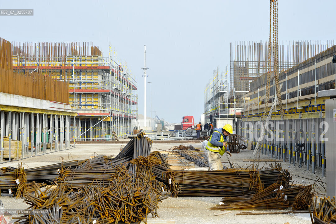 VENEZIA 15/12/10 - LAVORI ALLA BOCCA DI PORTO DI MALAMOCCO SICUREZZA  ©Graziano Arici/Rosebud2  CONSORZIO VENEZIA NUOVA