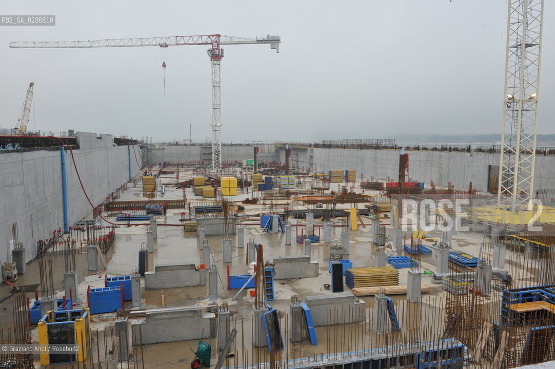 VENEZIA 15/12/10 - LAVORI ALLA BOCCA DI PORTO DI MALAMOCCO SICUREZZA  ©Graziano Arici/Rosebud2  CONSORZIO VENEZIA NUOVA