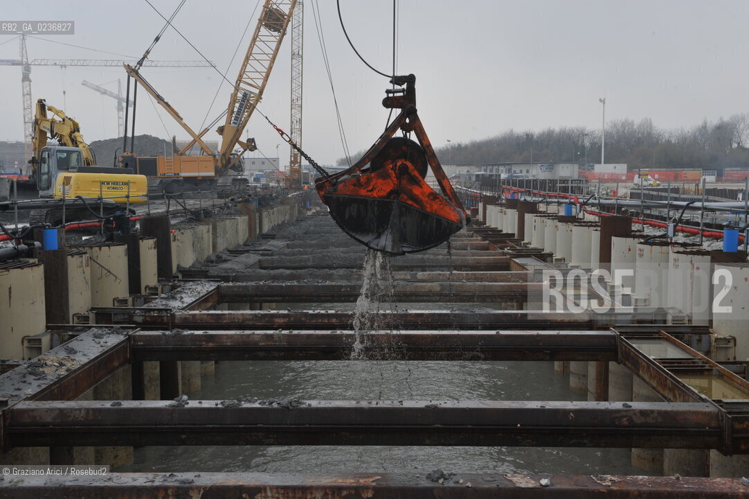 VENEZIA 15/12/10 - LAVORI ALLA BOCCA DI PORTO DI MALAMOCCO SICUREZZA  ©Graziano Arici/Rosebud2  CONSORZIO VENEZIA NUOVA