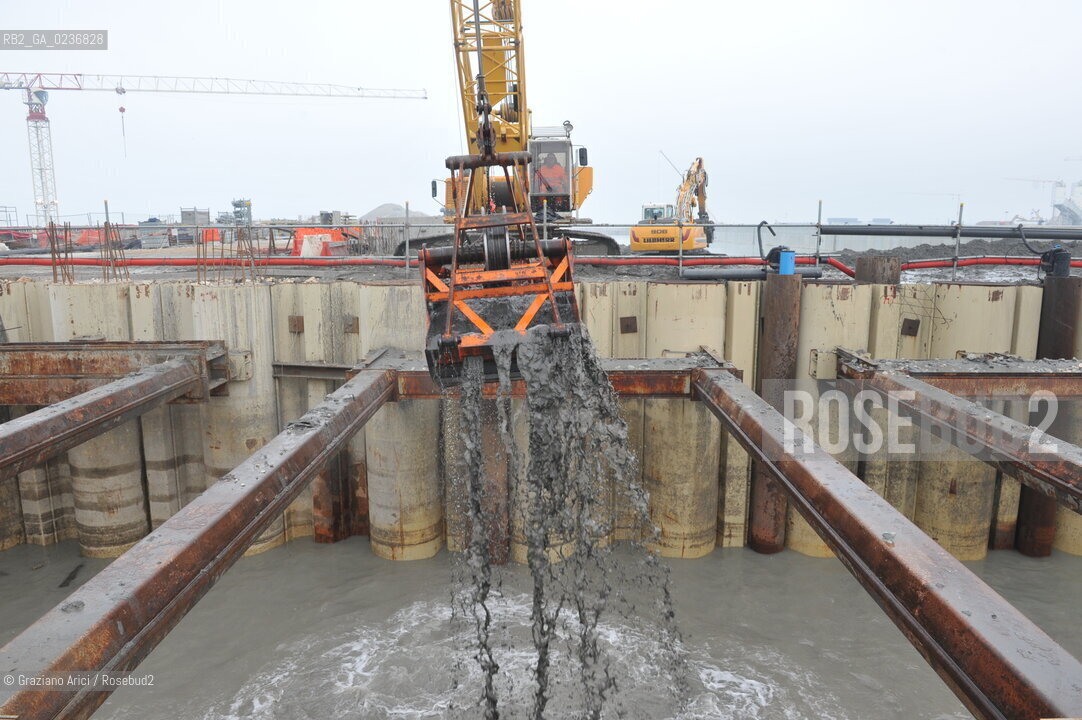 VENEZIA 15/12/10 - LAVORI ALLA BOCCA DI PORTO DI MALAMOCCO SICUREZZA  ©Graziano Arici/Rosebud2  CONSORZIO VENEZIA NUOVA