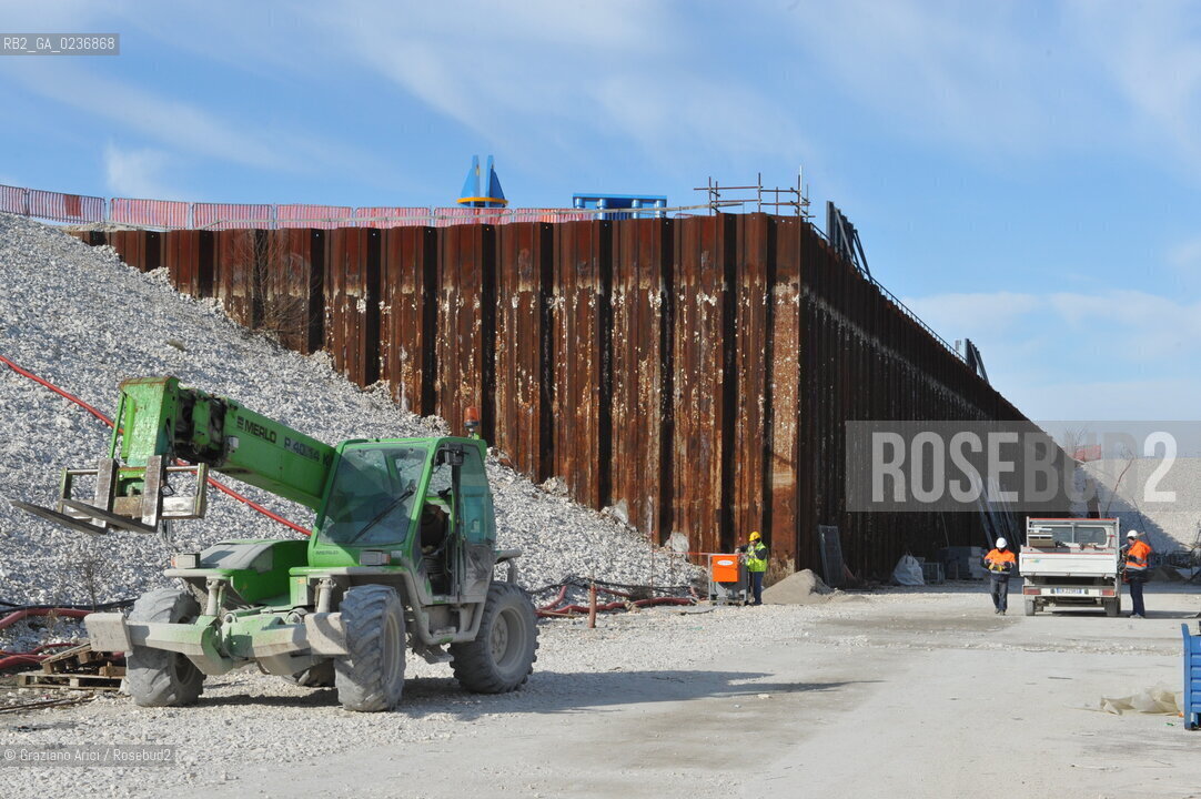 VENEZIA 3/2/11 - LAVORI IN CORSO ALLA BOCCA DI PORTO DI LIDO LATO TREPORTI ©Graziano Arici/Rosebud2 CONSORZIO VENEZIA NUOVA