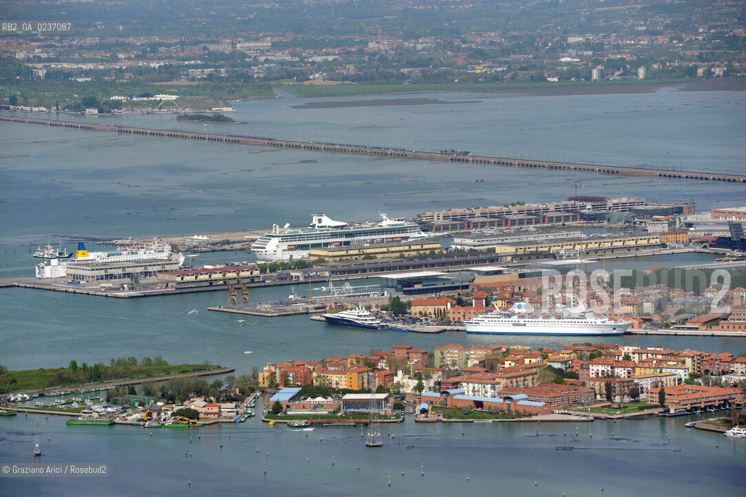 Venezia maggio 2011 - Foto Aerea del Porto Passseggeri ©Graziano Arici/Rosebud2.Venice mai 2011 - Aerial View of  Harbour ©Graziano Arici/Rosebud2