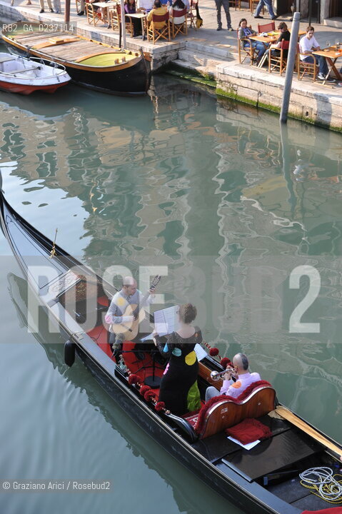 Venezia maggio 2011 - gondola e turisti turismo ©Graziano Arici/Rosebud2.Venice mai 2011 - gondol and tourists ©Graziano Arici/Rosebud2