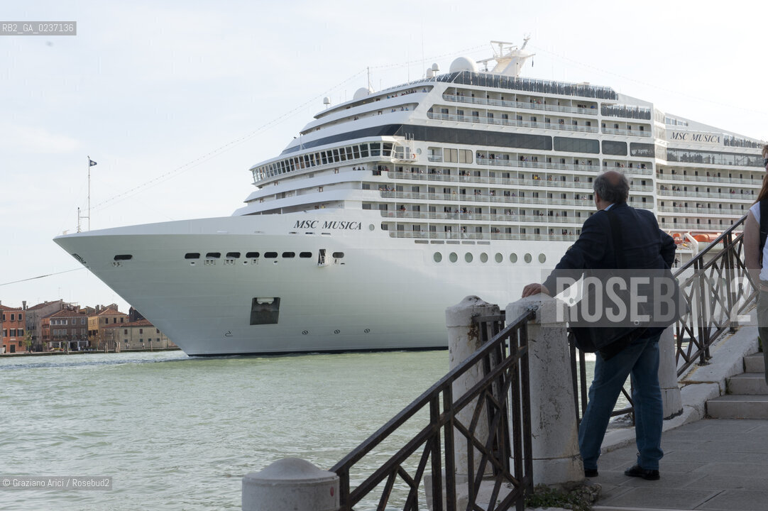 Venezia maggio 2011 - nave passeggeri alla fondamenta delle Zattere©Graziano Arici/Rosebud2.Venice mai 2011 - Cruiser liner at Zattere ©Graziano Arici/Rosebud2