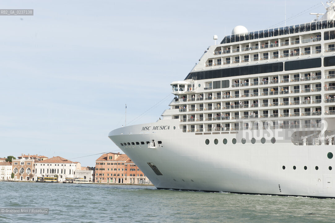 Venezia maggio 2011 - nave passeggeri alla fondamenta delle Zattere©Graziano Arici/Rosebud2.Venice mai 2011 - Cruiser liner at Zattere ©Graziano Arici/Rosebud2