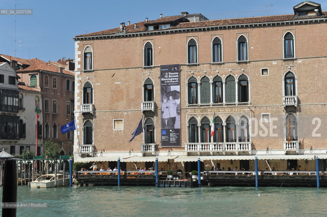 Venezia aprile 2011 Striscione di propaganda della mostra Il Veneto di Hemingway sulla facciata dellHote Gritti ©Graziano Arici/Rosebud2